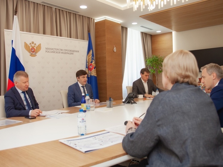 Василий Анохин обсудил с главой Минпросвещения России Сергеем Сергеевичем Кравцовым вопросы строительства новой школы на 726 мест в Алтуховке