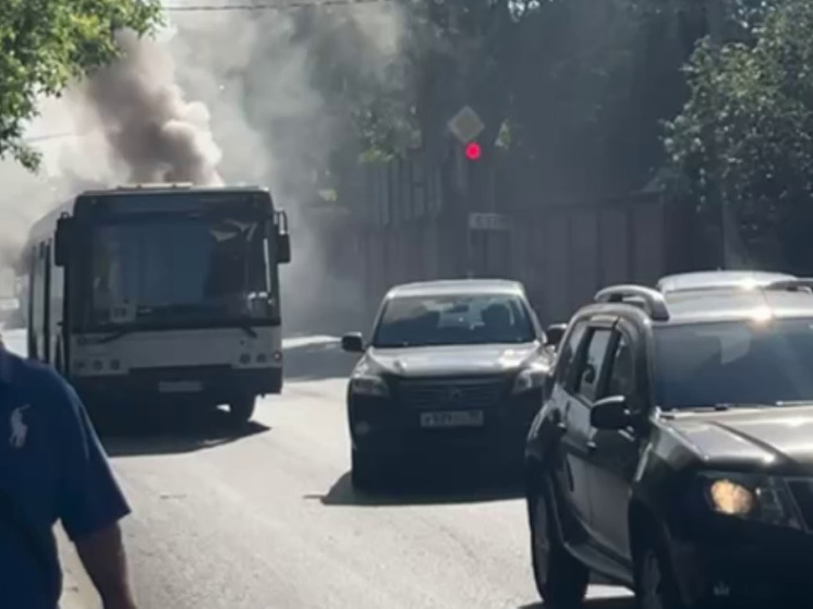 Рейсовый автобус загорелся во время движения в Подмосковье
