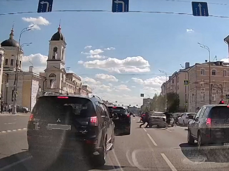 В центре Твери два агрессивных водителя бегали вокруг машины, дрались и кричали