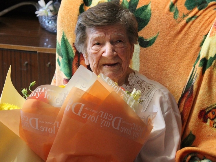 Прокурор Смоленской области поздравил с юбилеем ветерана Великой Отечественной войны и ветерана органов прокуратуры Людмилу Иосифовну Клещеву