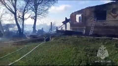 Десять домов сгорело в свердловской деревне Березовке