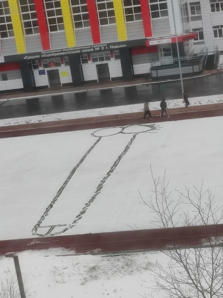 Огромный пенис вытоптали на снегу у школы в Надыме