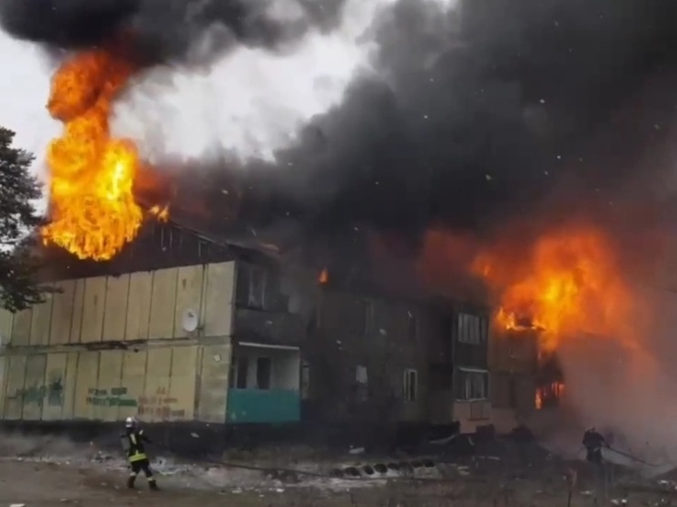 В Ноябрьске назвали предварительную причину пожара в расселенном доме на Дружбы