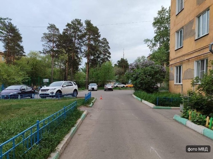 В Ангарске на мальчика, сидевшего на бордюре, наехала машина