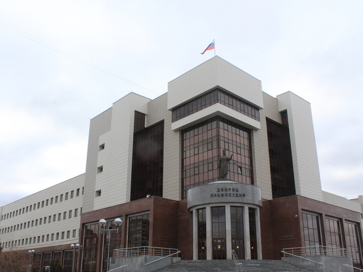 Мужчина умер за рулем около областного суда в Екатеринбурге