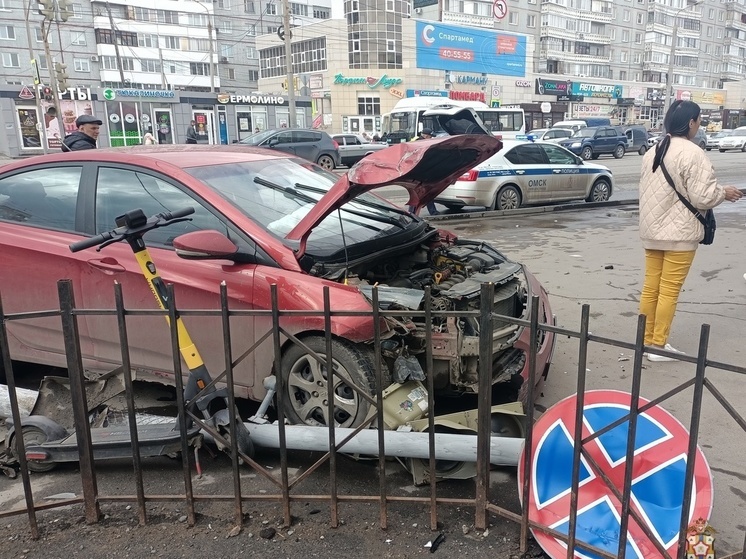 В центре Омска иномарка от удара вылетела на тротуар и сбила пенсионерку