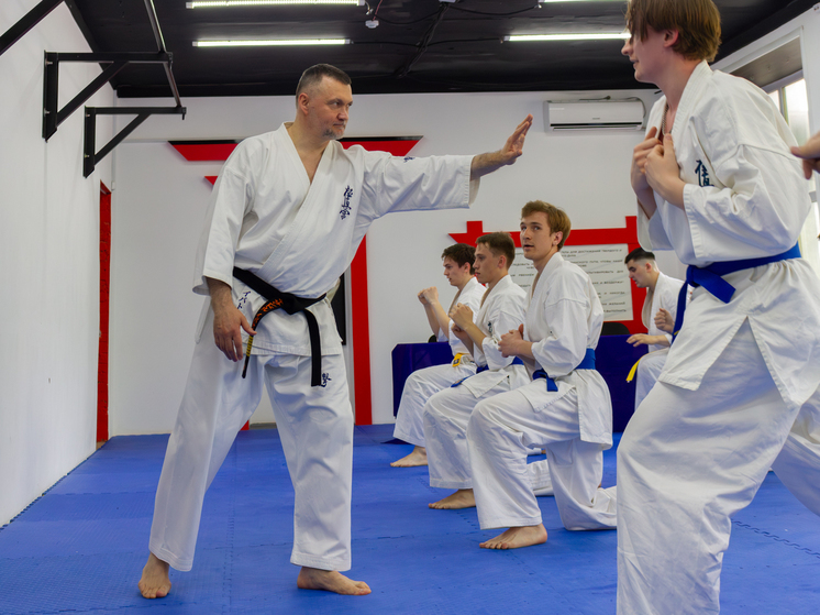 В учебно-тренировочном центре слушатели Хабаровской духовной семинарии сдали экзамены на пояса по карате киокусинкай