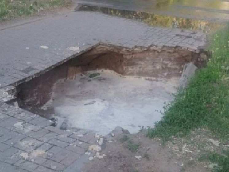 СКР: на месте падения женщины в яму с кипятком работают следователи