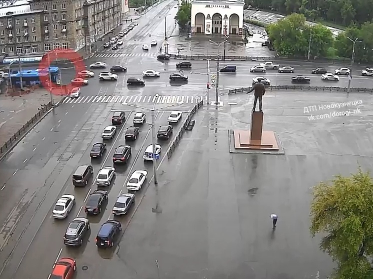 Камера запечатлела столкновение двух синих автобусов в Новокузнецке