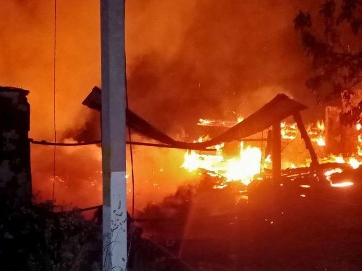 Несколько домов сгорели в Курской области из-за сброшенных украинскими дронами взрывных устройств