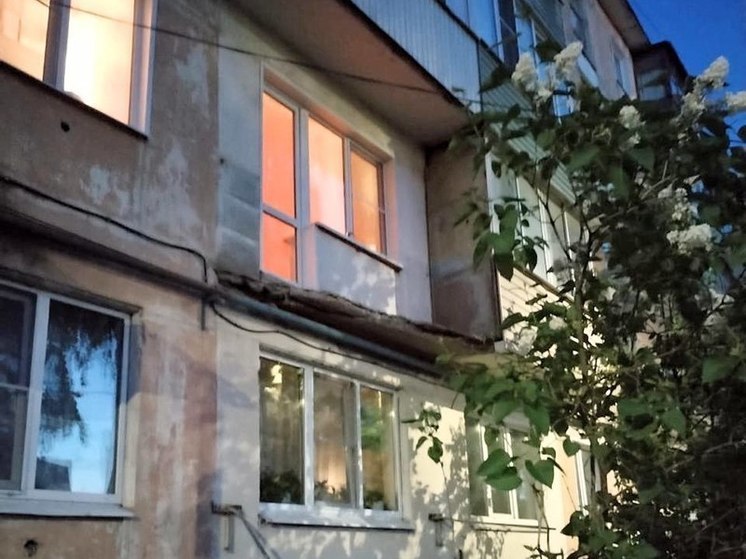СКР: балкон в многоквартирном доме рухнул вместе с женщиной