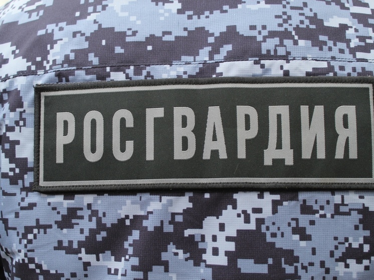 Житель Череповца одну бутылку спиртного распил в магазине, вторую – разбил