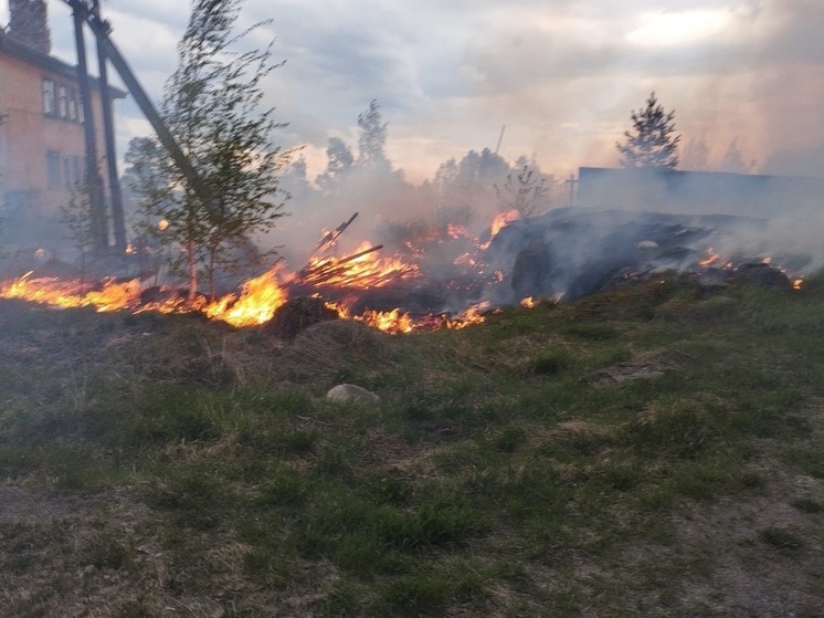 Сотрудники колонии в Карелии спасли дом пенсионера от пожара