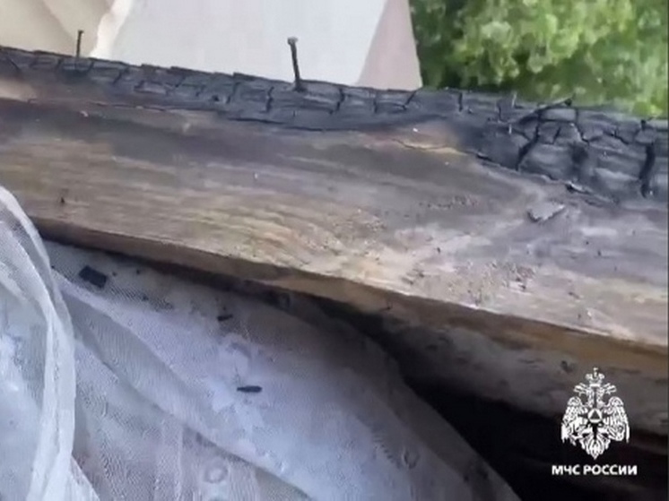 В Курске ночью спасли спавшую женщину из загоревшейся квартиры