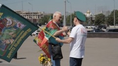 Зеленые береты, флаги, тельняшки: видео с улиц Москвы в День пограничника