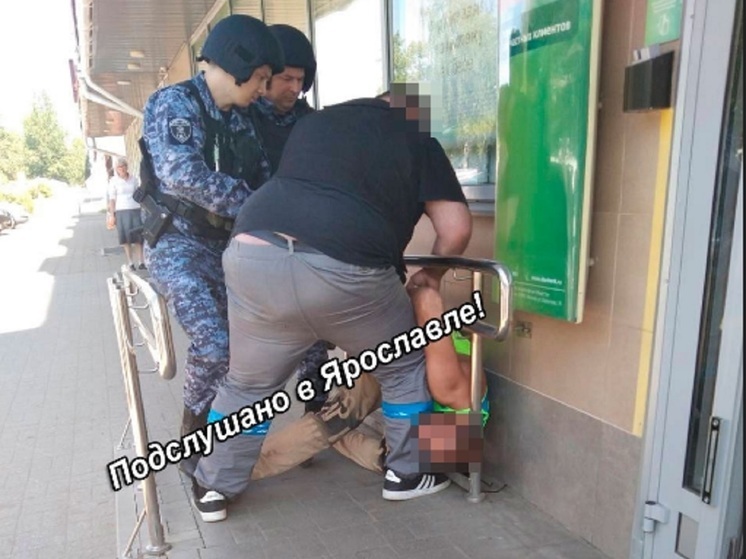В Ярославле мужчина размахивал в банке игрушечным пистолетом