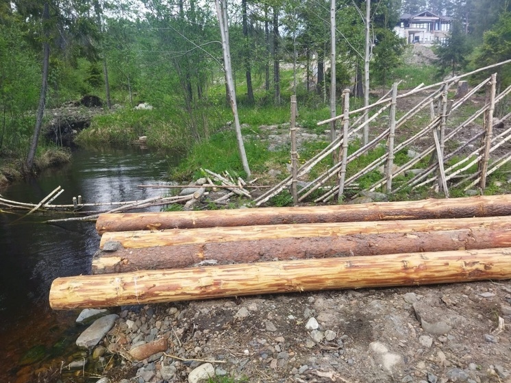 Тропу на берегу Онежского озера в Петрозаводске перегородила изгородь