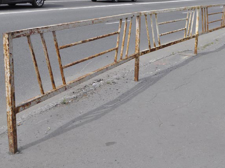 В Курске начали демонтировать ржавое пешеходное ограждение вдоль улицы Ленина