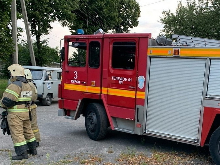 На улице Воробьёва в Курске произошёл пожар в подъезде многоэтажки: есть спасённые