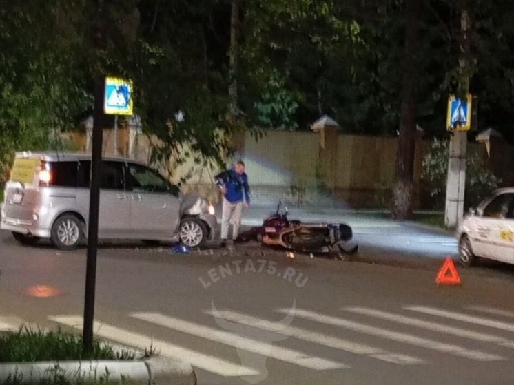 Такси и мотоцикл столкнулись в Чите
