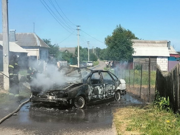 В селе под Курском сгорел автомобиль Volkswagen Polo