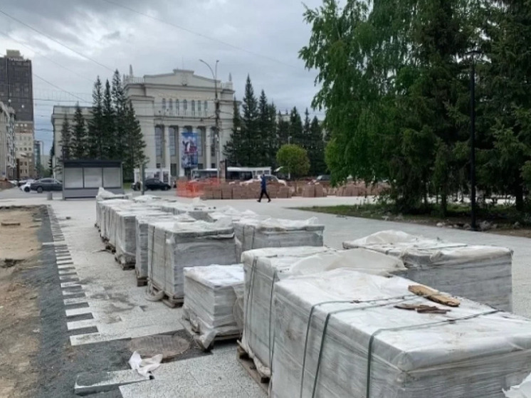 В Первомайском сквере Новосибирска перекладывают тротуарную плитку