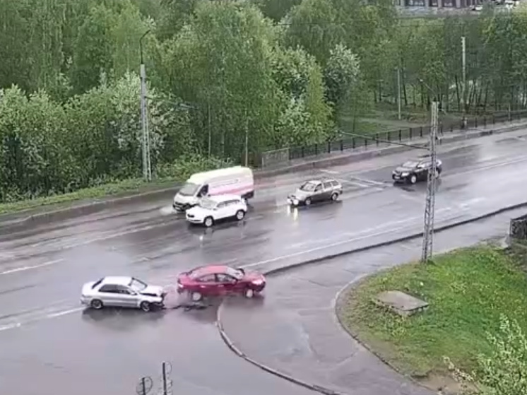 Автомобили раскидало по дороге после ДТП в Петрозаводске, работала скорая