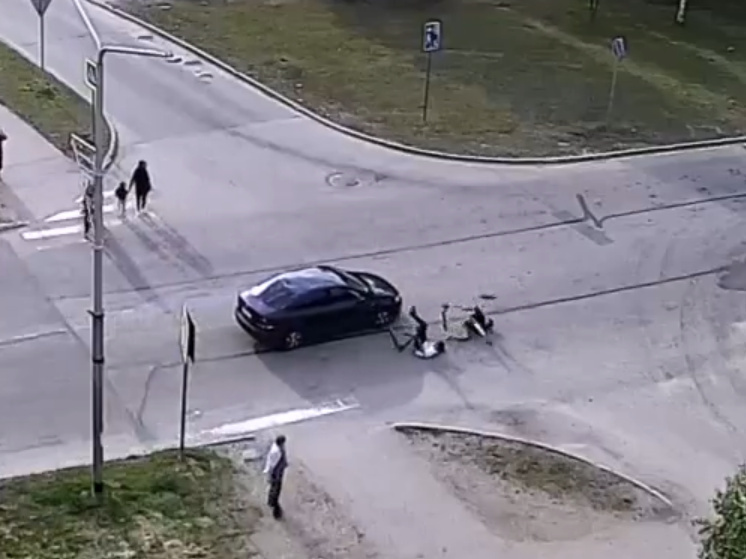 Два подростка на самокатах попали под машину в Костомукше