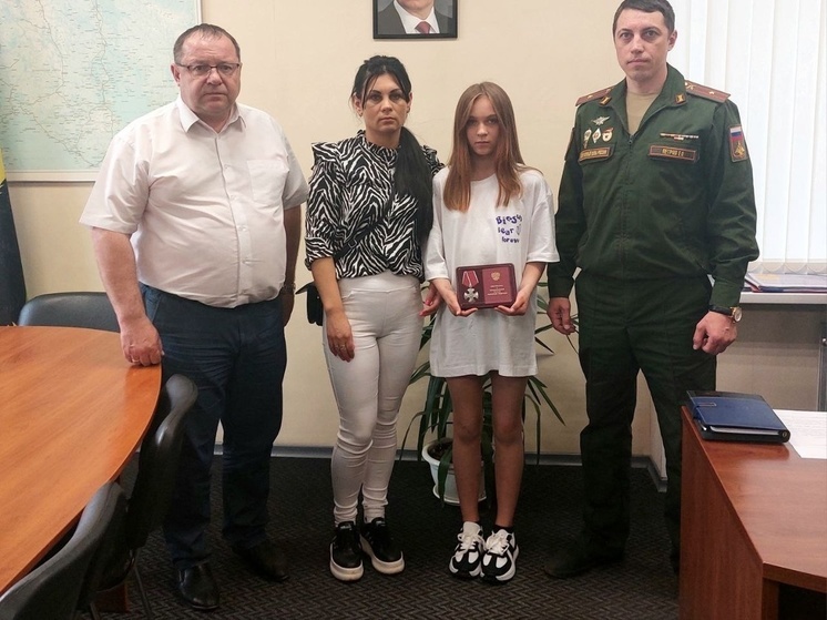 Дочери погибшего на СВО жителя Карелии передали его орден на вечное хранение