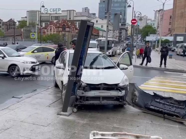 Туристский аппарат спас пешеходов от летящей в них машины в центре Владивостока