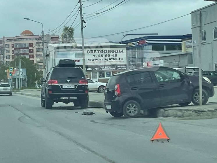 В Южно-Сахалинске иномарку выбросило на тротуар после столкновения с внедорожником