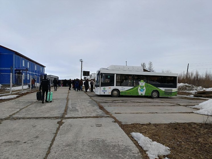 В Лабытнанги для обогрева ожидающих вертолет до Салехарда пригнали автобус