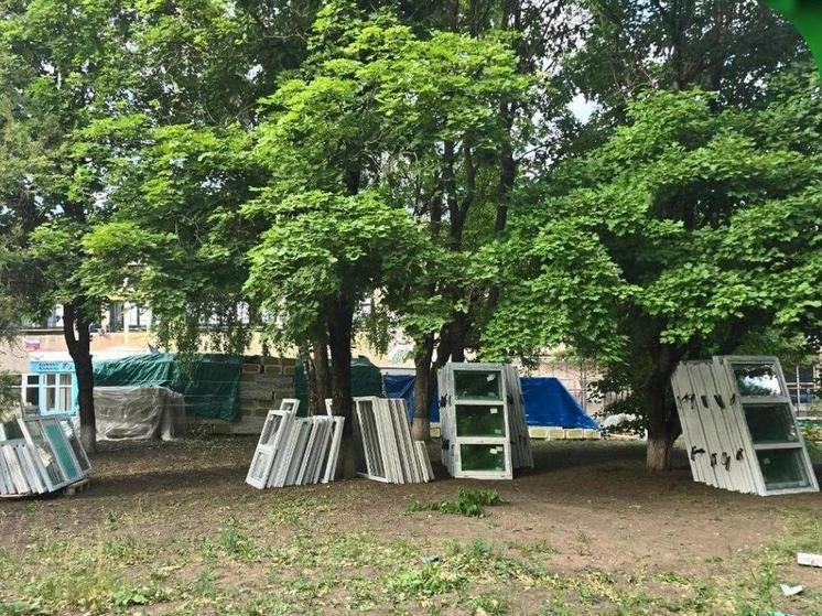 Якутия доставила окна для ремонта домов в Докучаевске