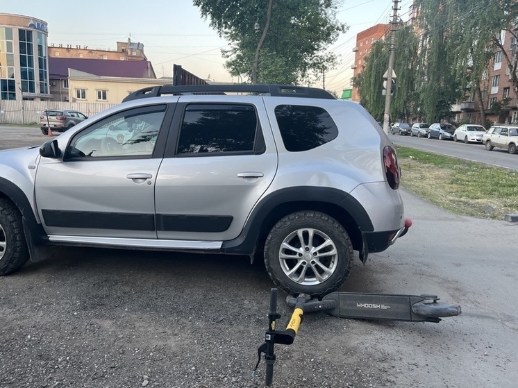 На улице Сойфера в Туле Renault Duster сбил мужчину на электросамокате