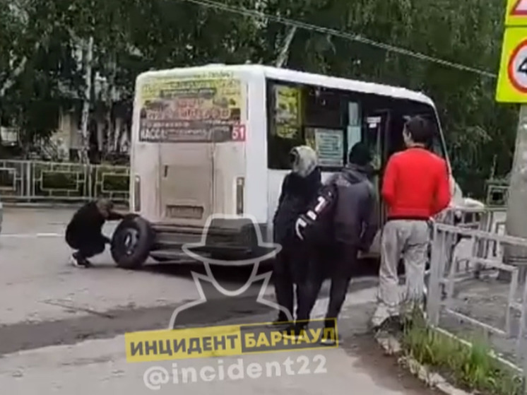 Соцсети: в Барнауле у автобуса на ходу отвалились два колеса