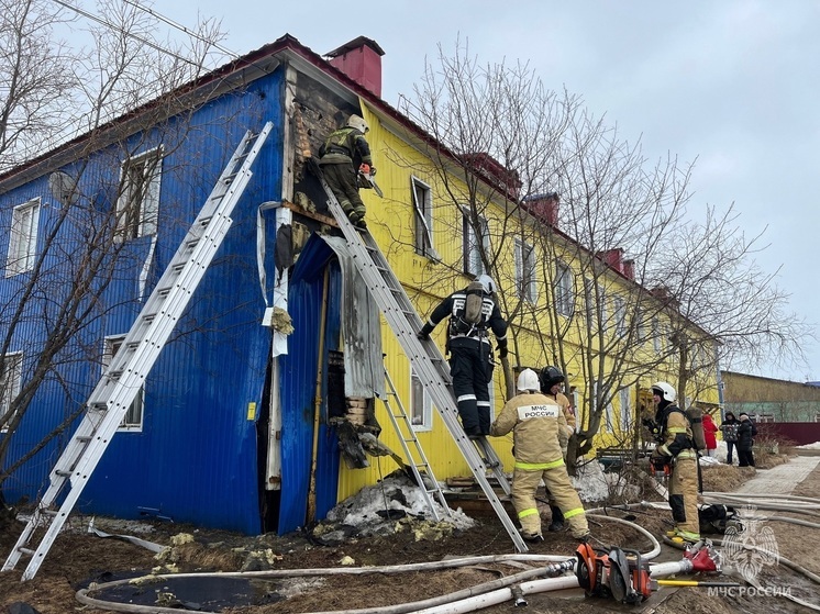 На одной из центральных улиц Нарьян-Мара загорелся жилой дом