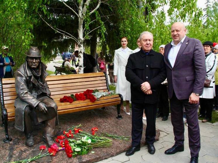 В Омске торжественно открыли памятник поэту Аркадию Кутилову
