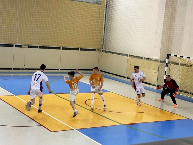 Команда УМВД одержала победу в игре по мини-футболу в НАО