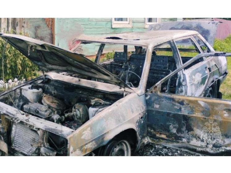 Второй автомобиль за сутки сгорел в Брянской области