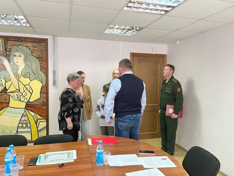 Семье погибшего бойца СВО вручили Орден Мужества в Костомукше