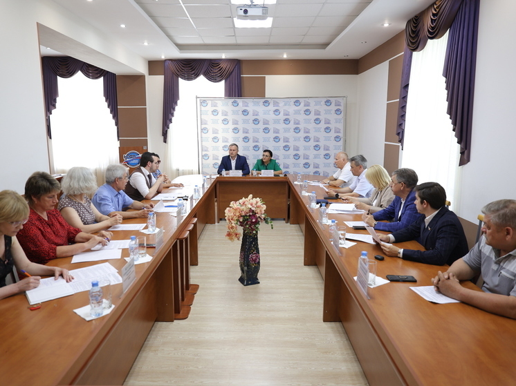 Новгородские депутаты и профсоюзы защитят права медработников и лесников