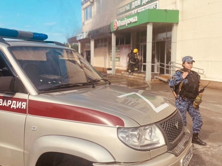 Росгвардейцы эвакуировали 100 человек из ТЦ во Всеволожске