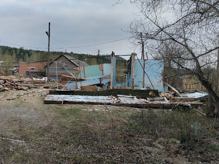 В селе Богучаны в 381 километре от Красноярска проводят демонтаж больничного городка