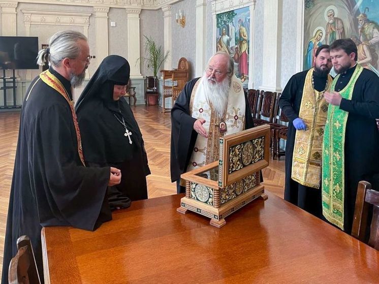 Жителям Орловской области передали часть десницы Макария Алтайского