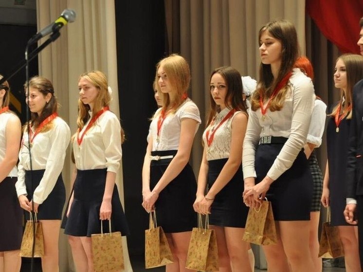 Более трех тысяч школьников из ДНР получат медали за особые успехи