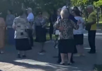 Жители Волгограда публикуют видео, как пенсионеры в парке "Семейный" в Дзержинском районе кружатся на танцплощадке под трек группы ЕА7, в котором поется про анальный секс