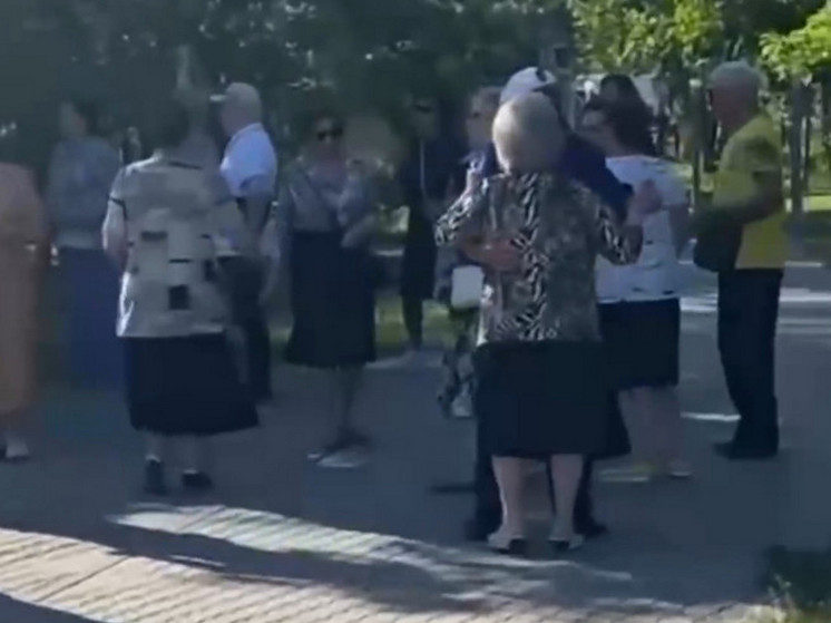 Пенсионеров в парке заставили танцевать под трек про анальный секс