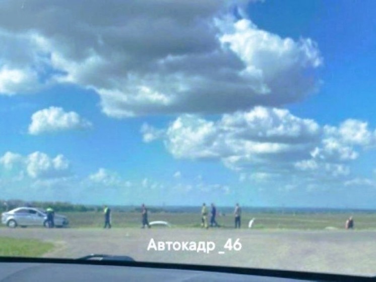 На трассе под Курском легковушка Audi опрокинулась в кювет