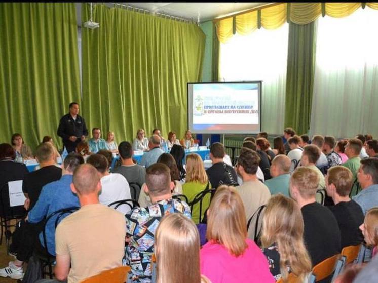 В Смоленске сотрудники регионального УМВД приняли участие в «ярмарке вакансий»