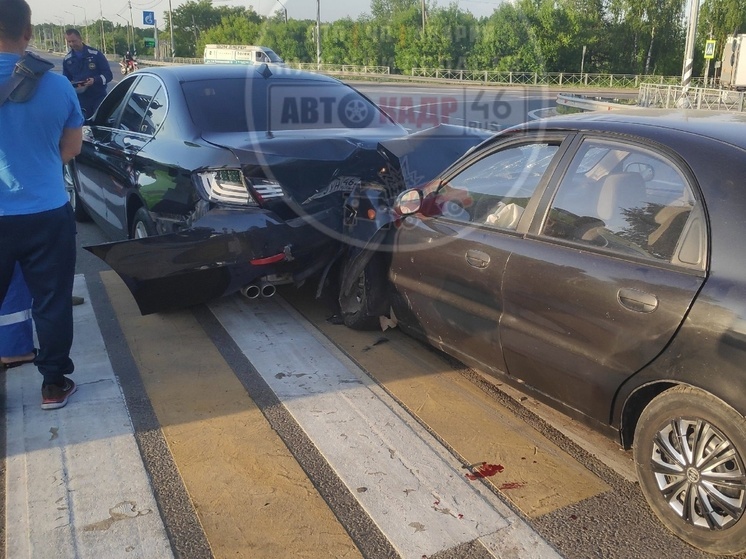 Под Курском водитель Chevrolet уничтожил корму премиальному седану BMW